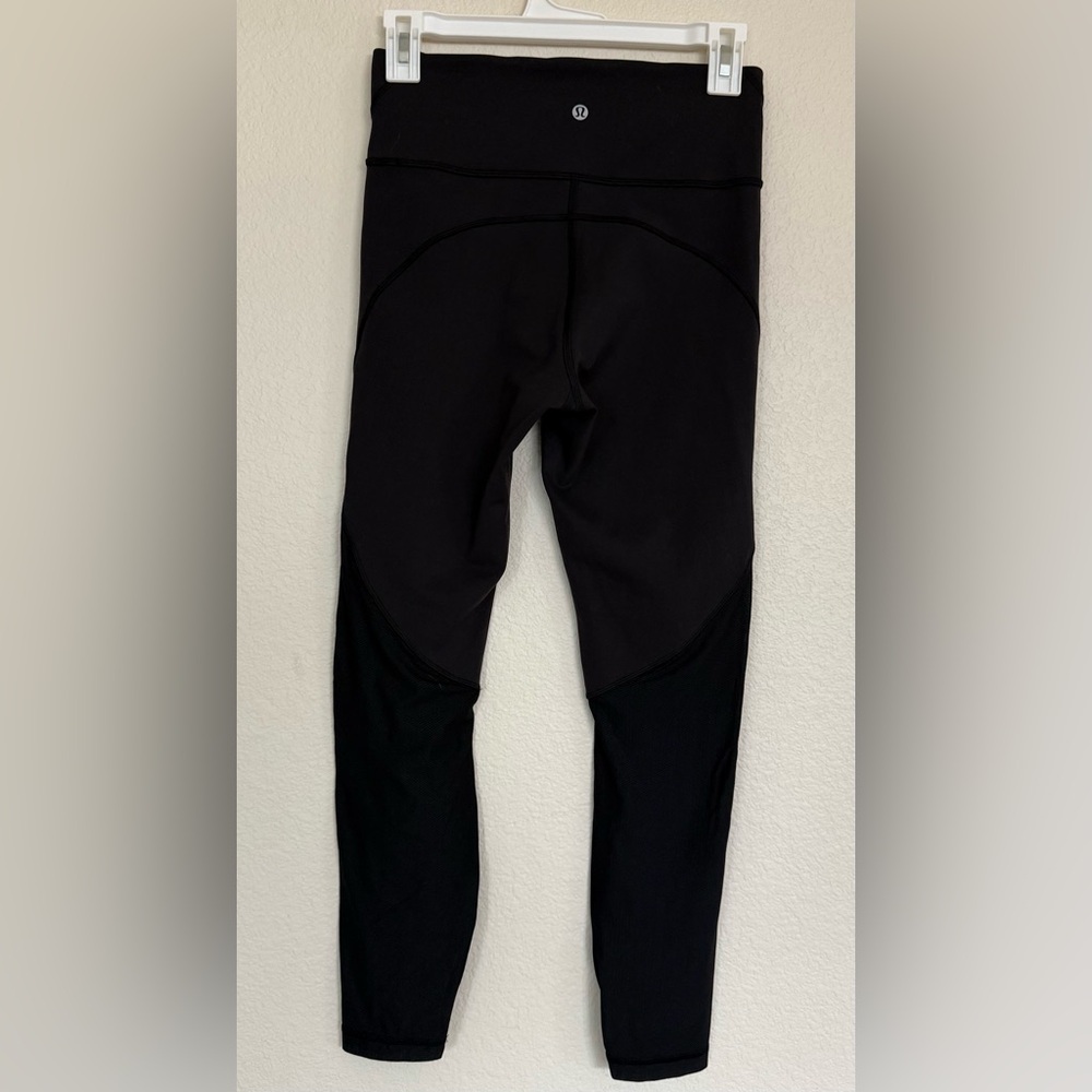 lululemon athletica Black Leggings with mesh bottoms size 6  L25